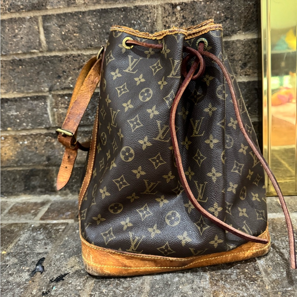AUTHENTICATED Louis Vuitton Dark Brown Monogram Bucket Bag